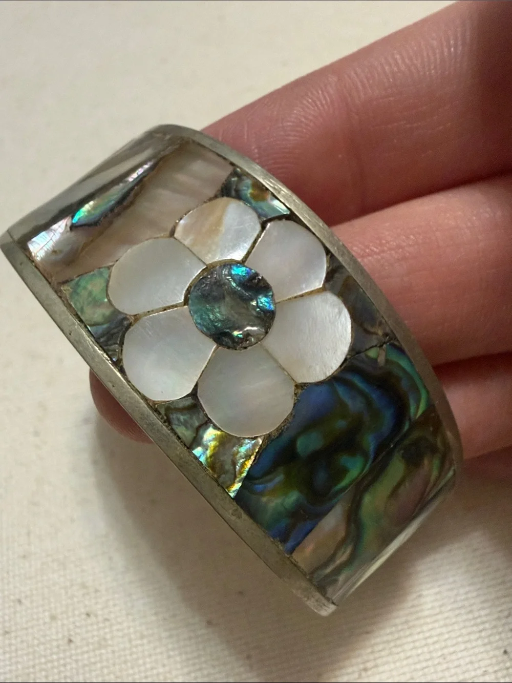 Alpaca Mexico Mother of Pearl Flower Inlay Bangle Iridescent Shell